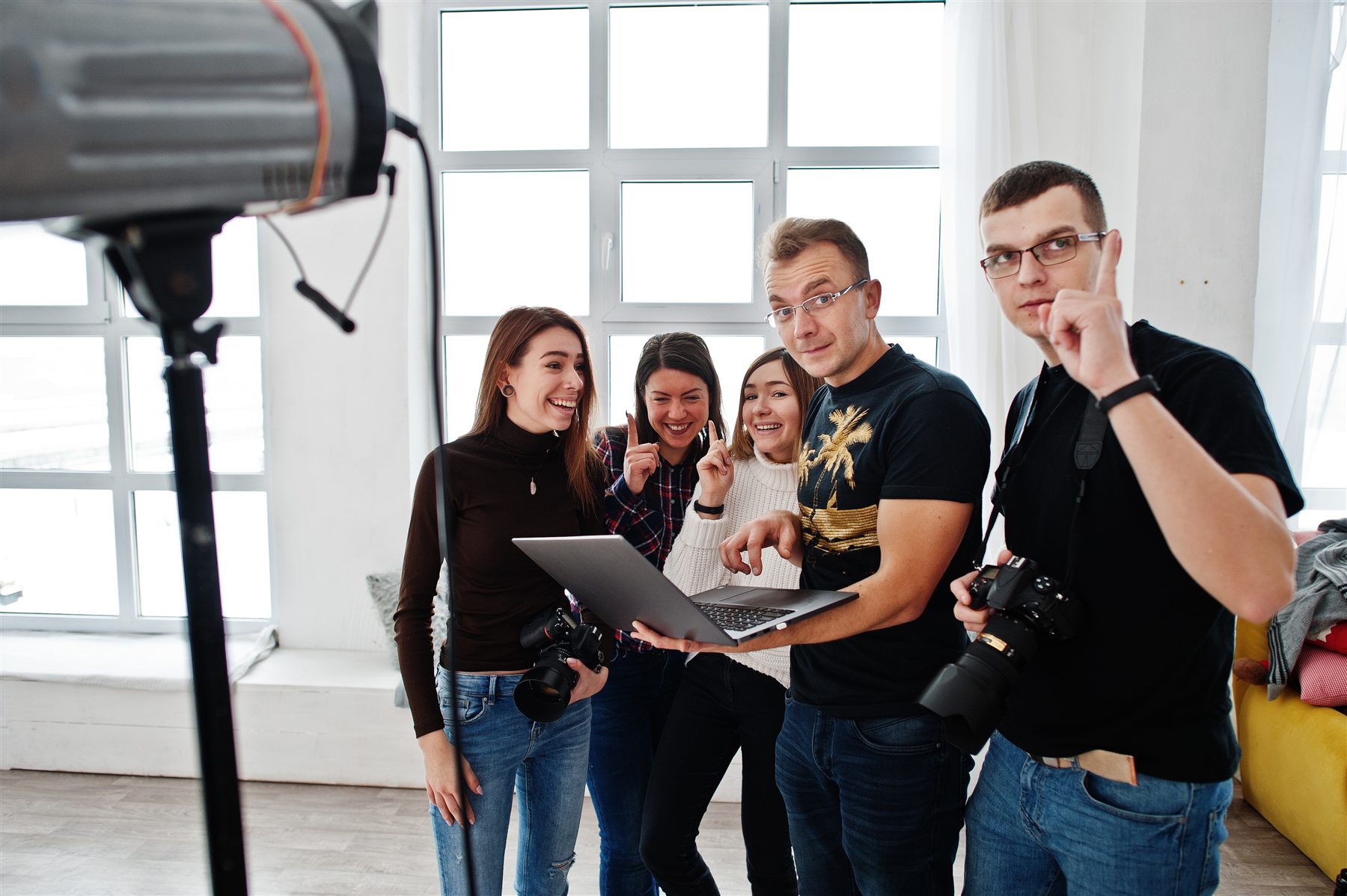 Team creativo durante la produzione di contenuti foto e video
